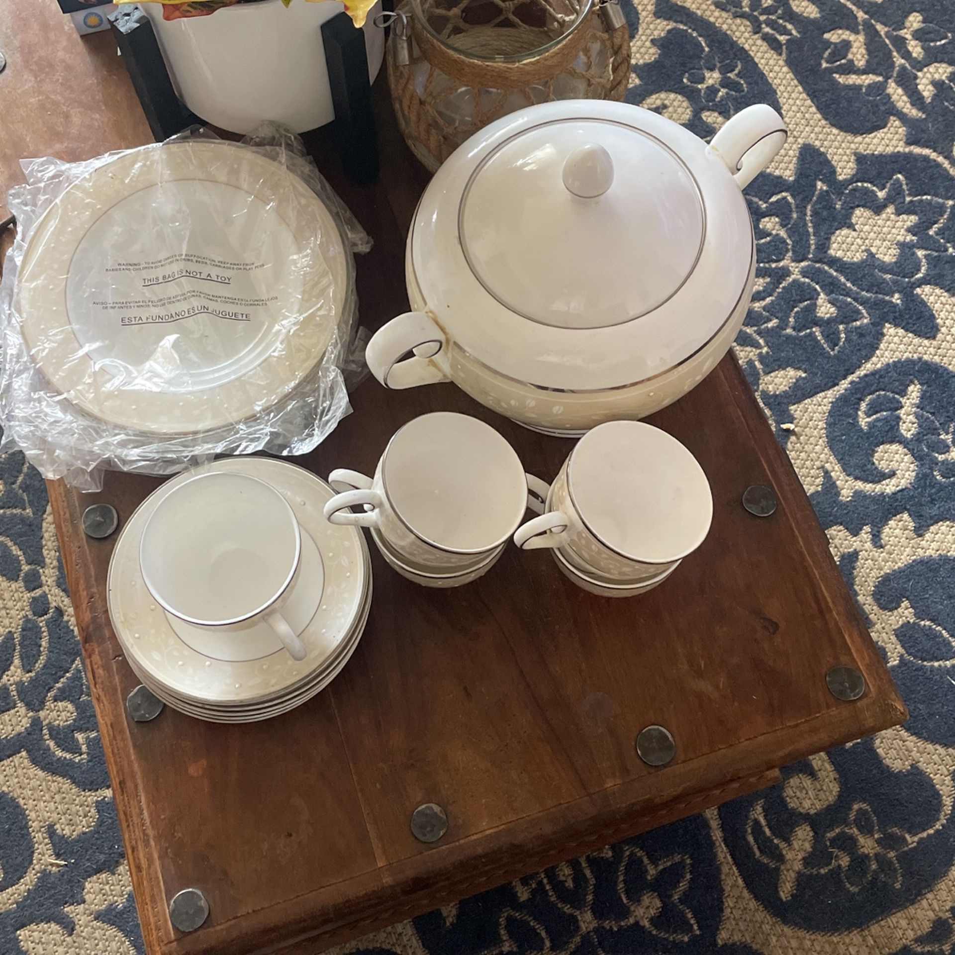 16 pcs Sweet Elegance, A Princes House Exclusive, Fine Bone China Set