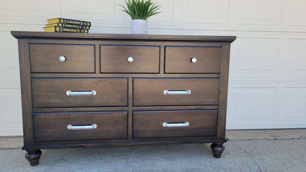 BEAUTIFUL INDUSTRIAL STYLE DRESSER 7 DEEP ROLLING DRAWERS LIKE NEW 67X18X38 Methal Silver Knobs