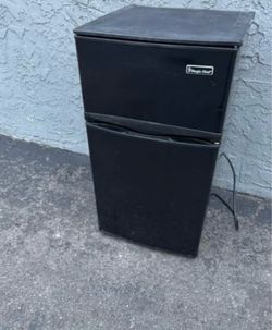 Míni fridge 2 door household refrigerator freezer (free local delivery in San Diego area)