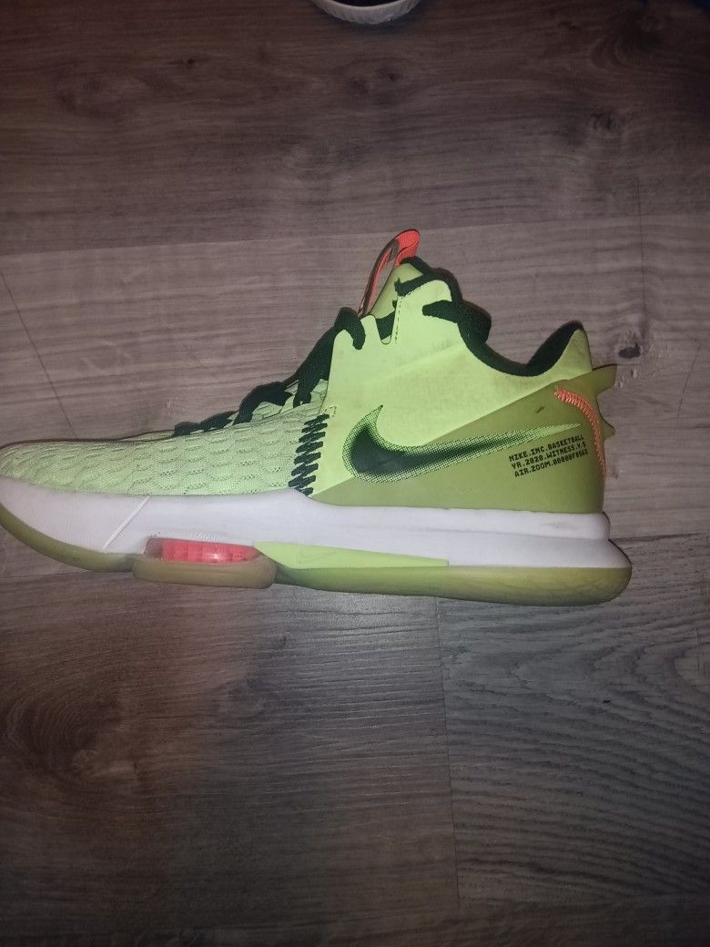 LeBron Grinch Witness Basketball Shoe Men's shoes