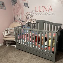 Baby crib + Changing Station 
