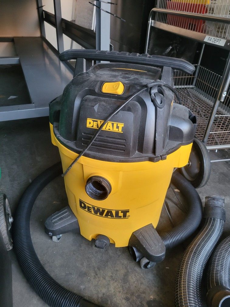 DEWALT 9 Gallon Wet/Dry Vacuum