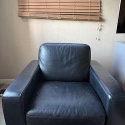 Black Leather Armchair – Comfy & Stylish