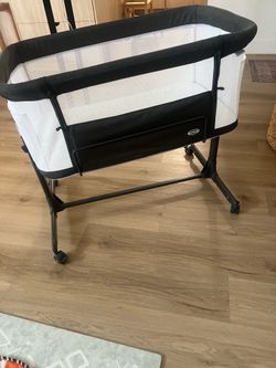 Rolling baby bassinet/bedside sleeper