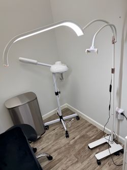 Esthetician lamp with phone holder