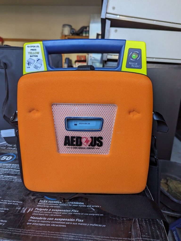 CARDIAC SCIENCE AED W/ Case and PADS (Power heart G3 plus AED)