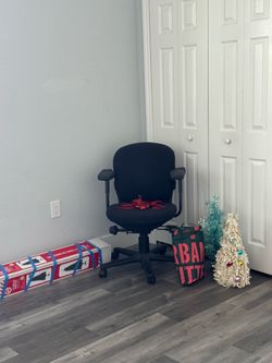 Black office chair