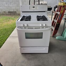 Kenmore Stove And Oven - White - Used