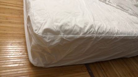 Queen mattress very good condition!