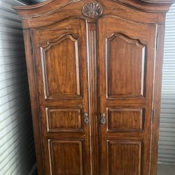 Nice Hutch/Entertainmenter Center 