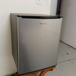 Whirlpool Mini Refrigerator With Ice Freezer Inside
