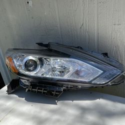 2016 Altima Right Headlight Good Condition Oem 