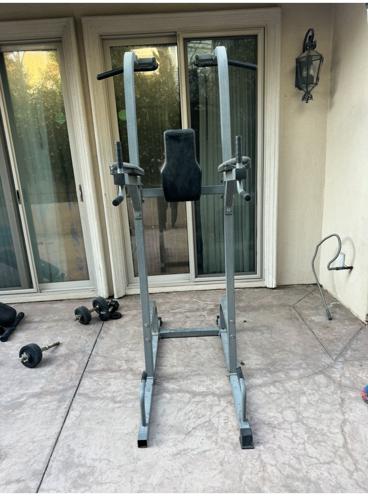 Power tower / pull-up and dip station