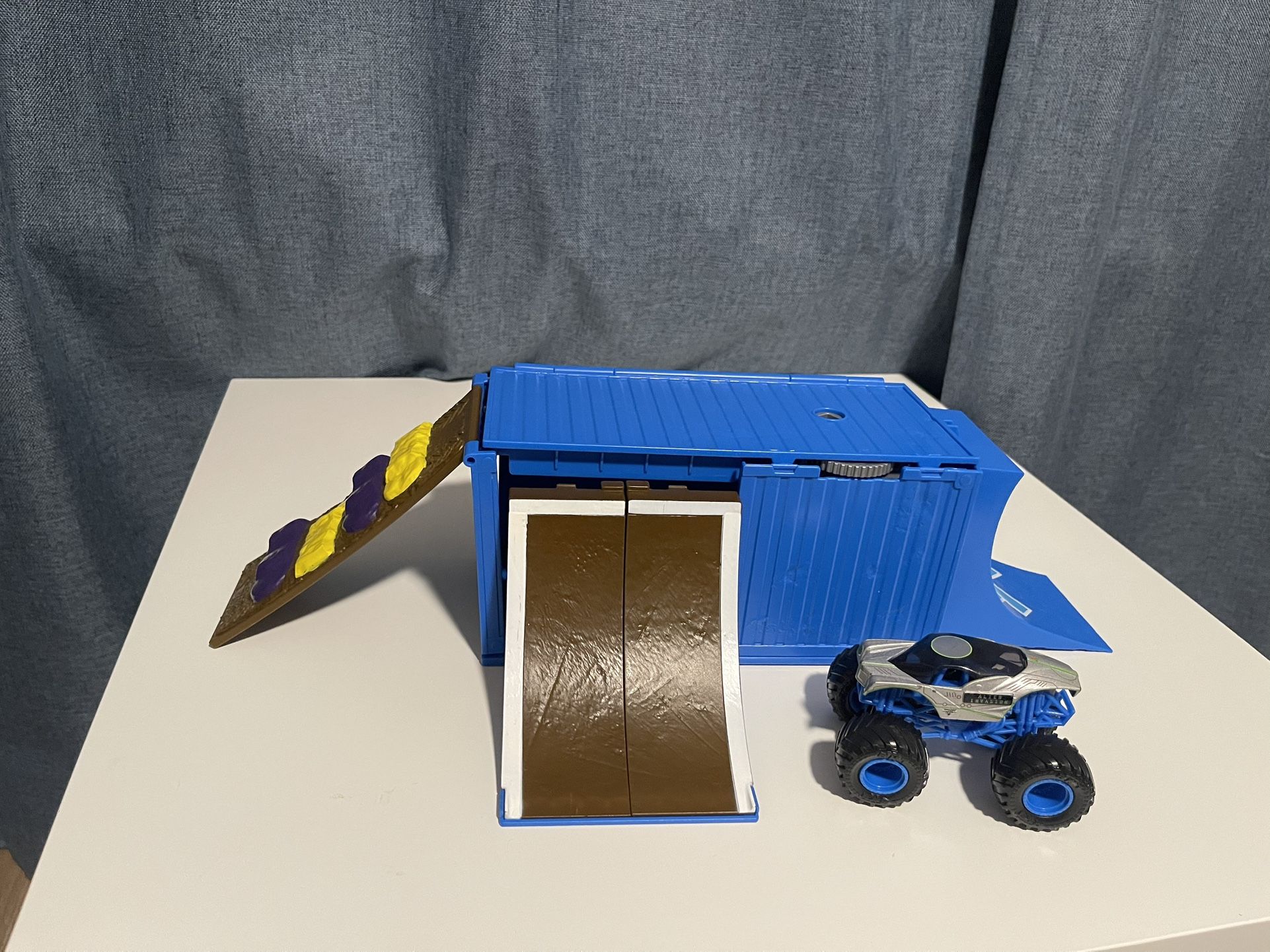 Monster Jam, Ship It & Flip It Transforming Playset with Exclusive 1:64 Scale Die-Cast Monster Jam Truck  All sales are AS-IS, WHERE-IS Delivery avail