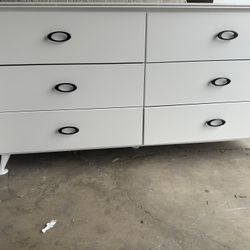 White Dresser And 2 Naitstand 