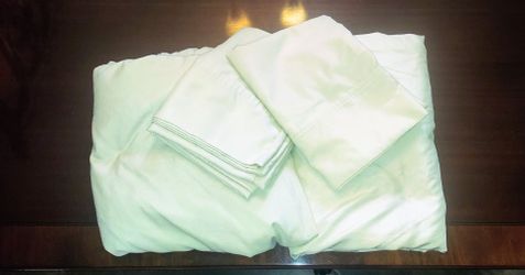 King size beige Serta sheets (fitted sheet, top sheet & 2 pillow cases)
