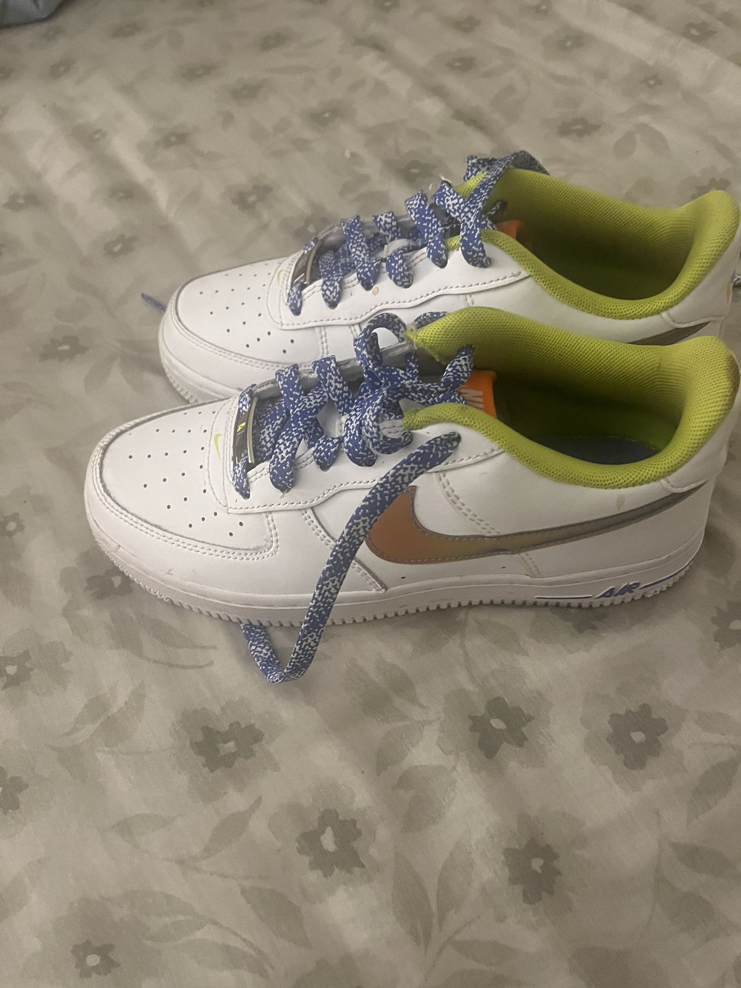 Air Force 1s LV8 Size 4 boys