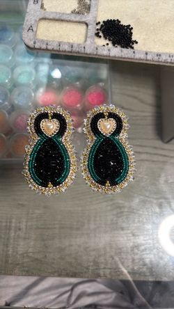 Green queen clip on earrings