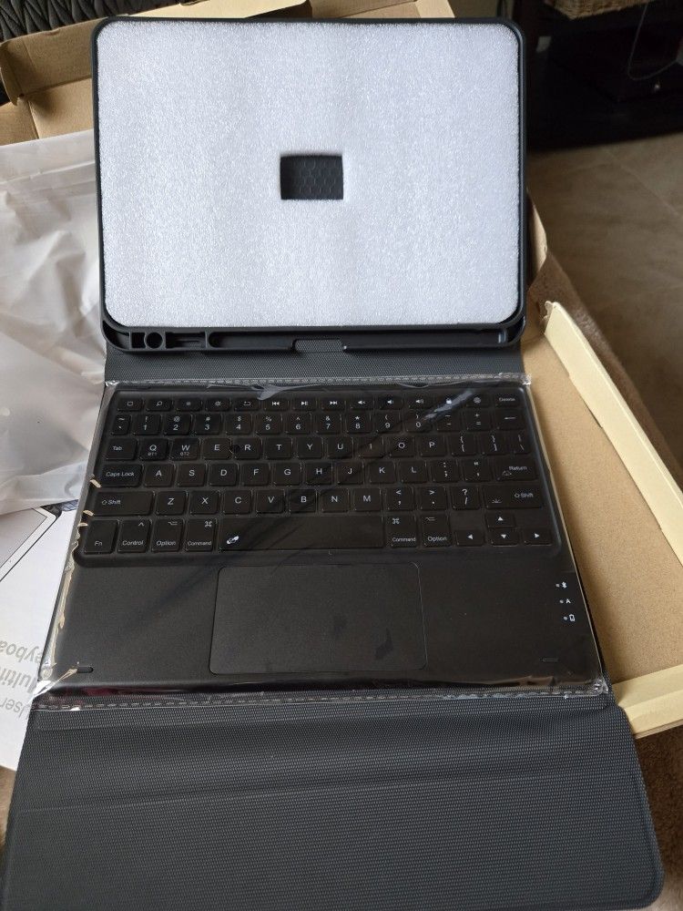 Ipad 11 case W/Keyboard