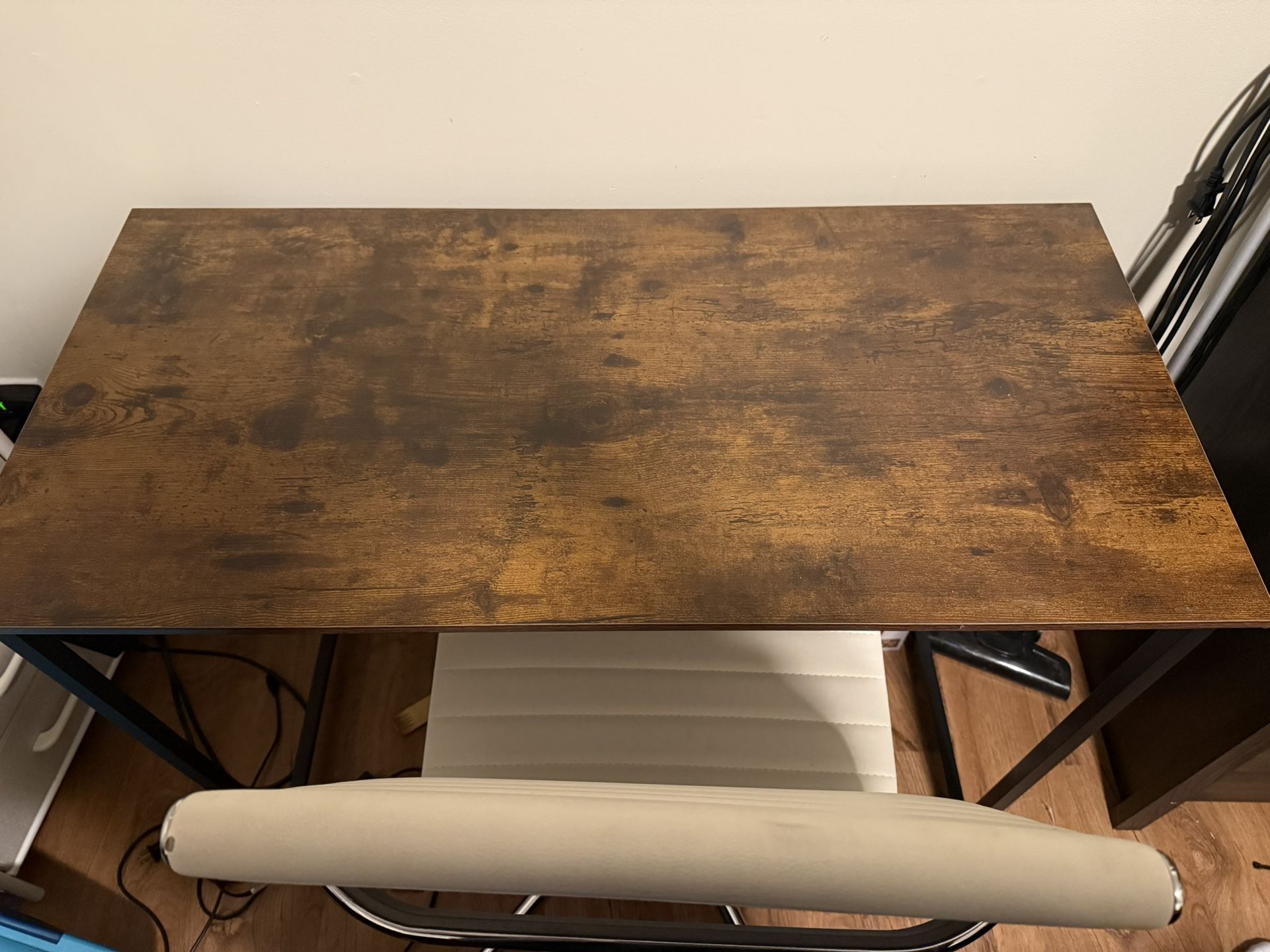 DESK & CHAIR