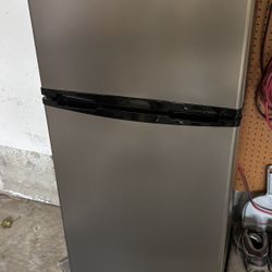 7.5 CuFt Fridge