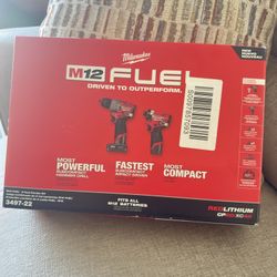 Milwaukee M12 Drill Kit 