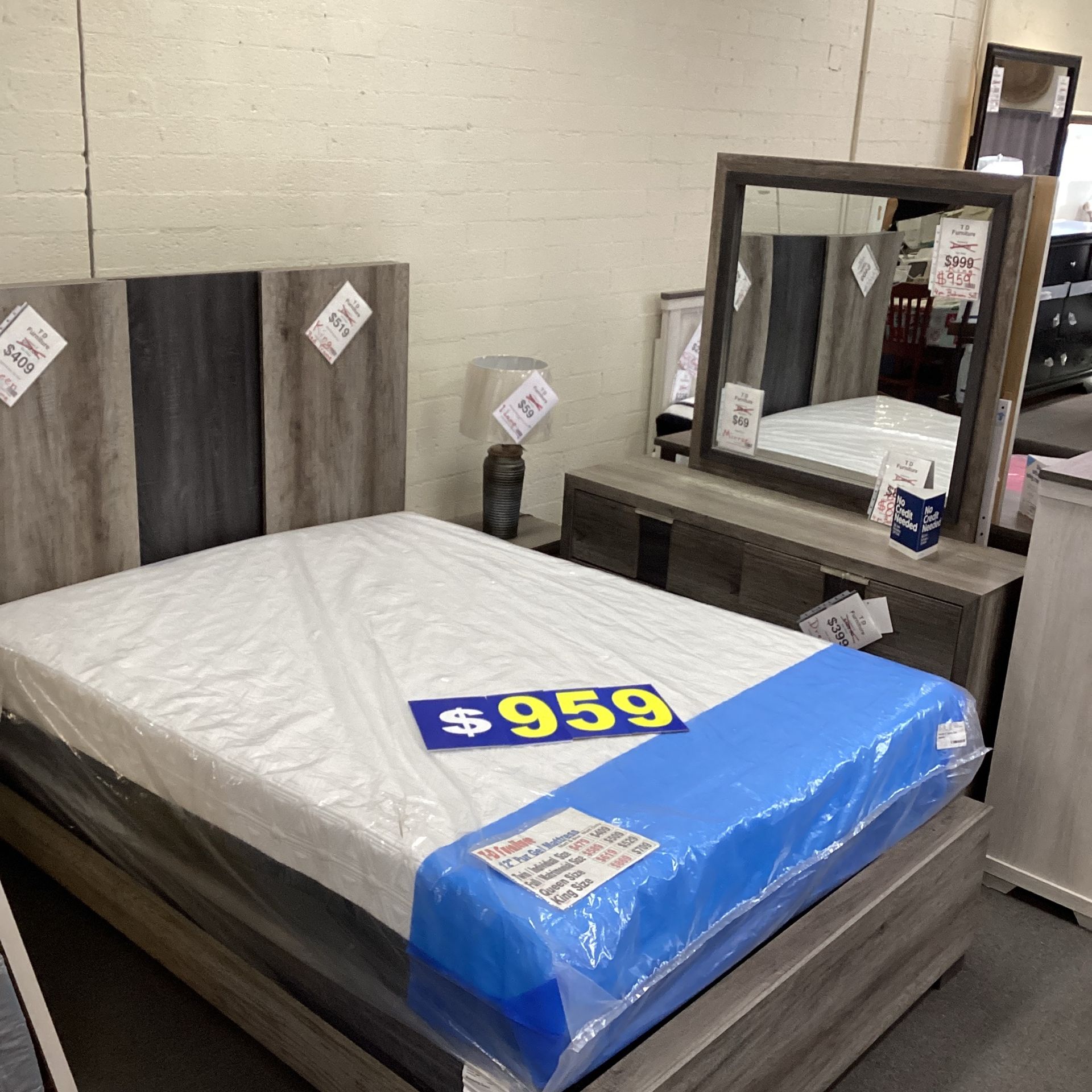 4 Pc Queen size Bedroom Set