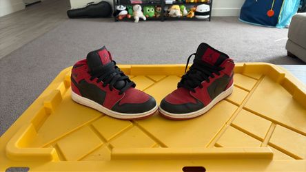 Jordan 1s black and red pair size 6Y