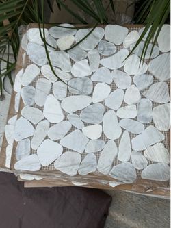 Mosaico de piedra natural tipo “pebble stone”.