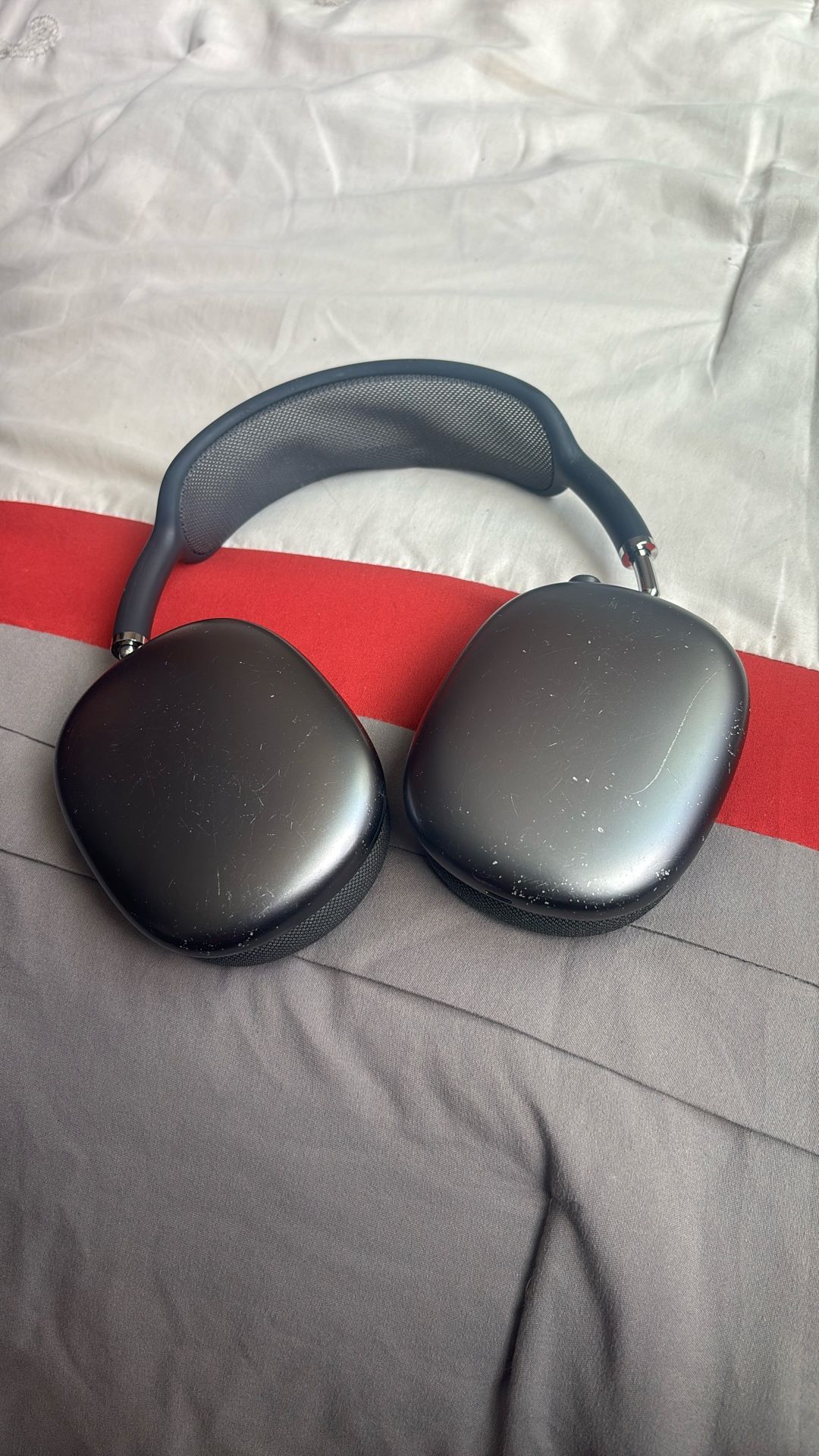 Apple AirPod Maxes