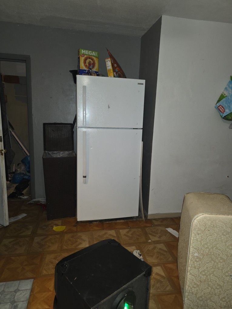 Insignia Top Freezer And Bottom Fridge