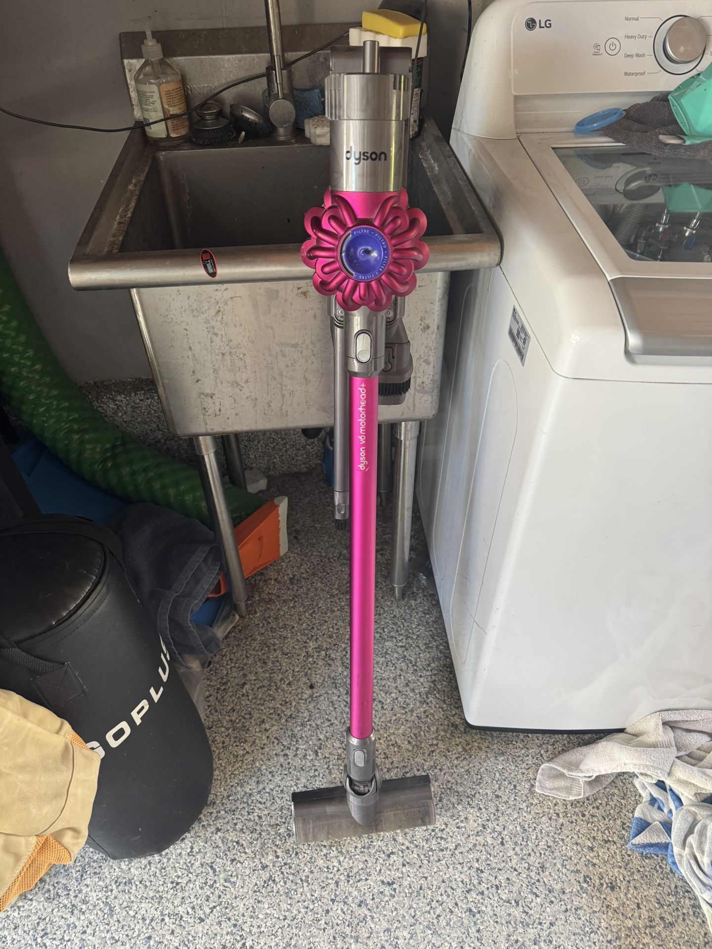 Dyson V6 Vacuum. 