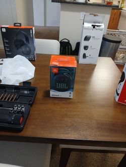 Jbl clip bluetooth speakers