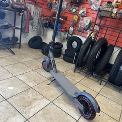 ELECTRIC SCOOTER BRAND NEW. $299  OR 20$ Monthly Payments 