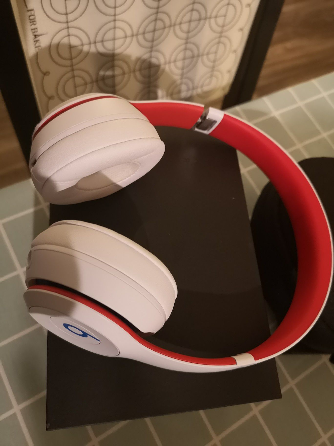 Beats Solo 3 wireless headphone brand new condition