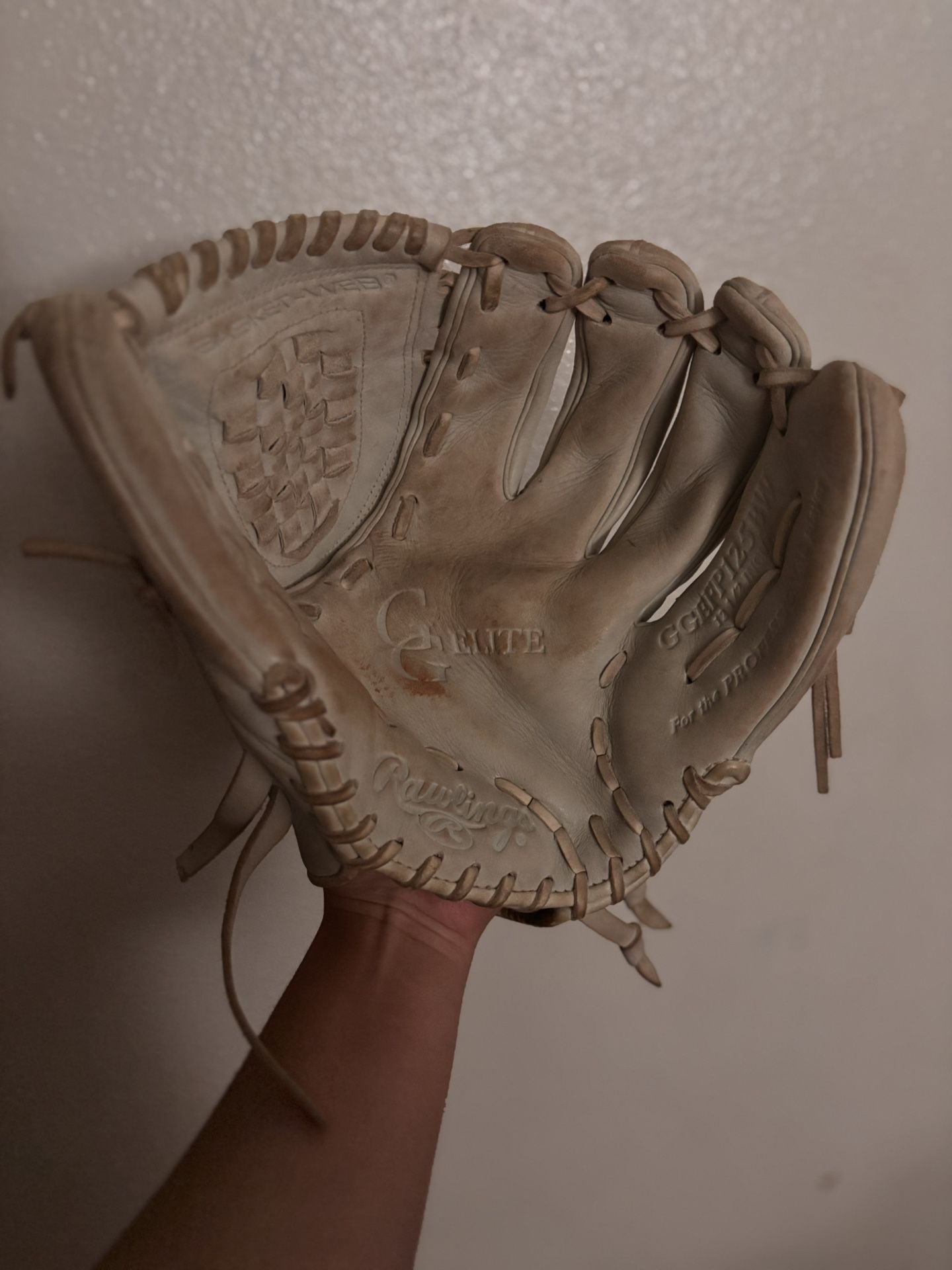 Softball outfield glove