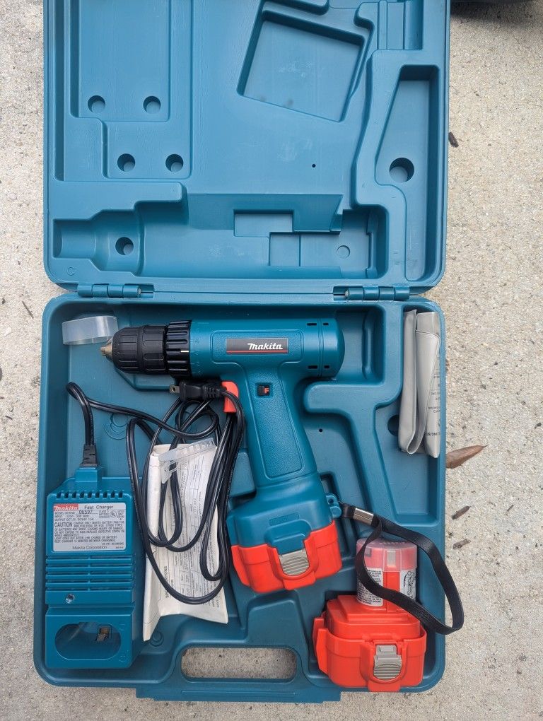 Makita 6222D Cordless 3/8" Power Drill and Charger BRAND NEW NEVER USED