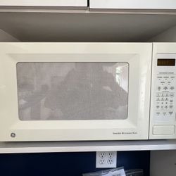 White GE Turntable Microwave In Good Condition