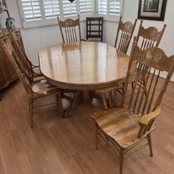 Gorgeous Solid Oak dining table with 6 Chairs