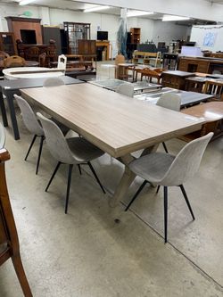 Wood Finish Modern Dining Table w/ 6 chairs