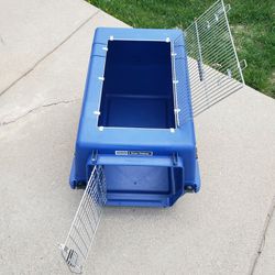 BLUE PETMATE DELUXE DOG CRATE