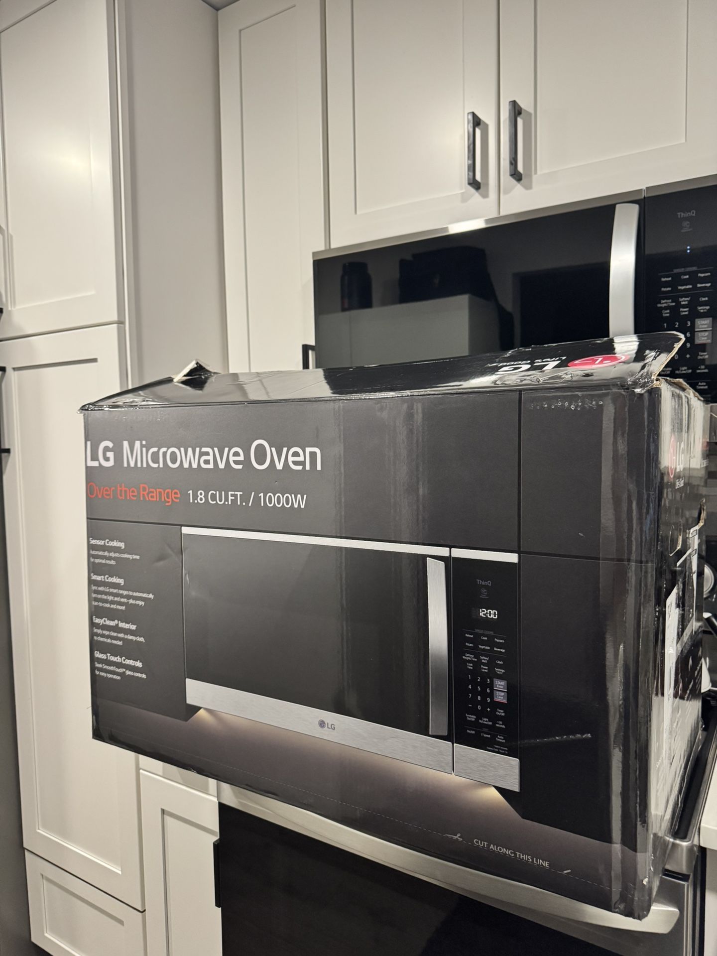 LG 1.8-cu Ft 29.88-in Over The Range Microwave With Sensor Cooking ( PrintProof Stainless Steel )