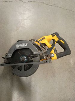 DeWalt worm drive battery included