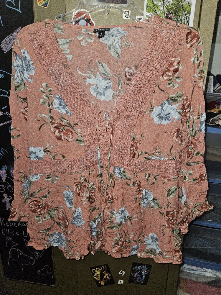 Womens Torrid Floral Shirt Size 0 (XL) Price Negotiable