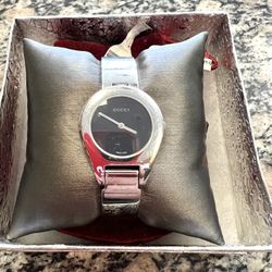Vintage Gucci 6700I Polished Stainless Steel Woman’s Watch