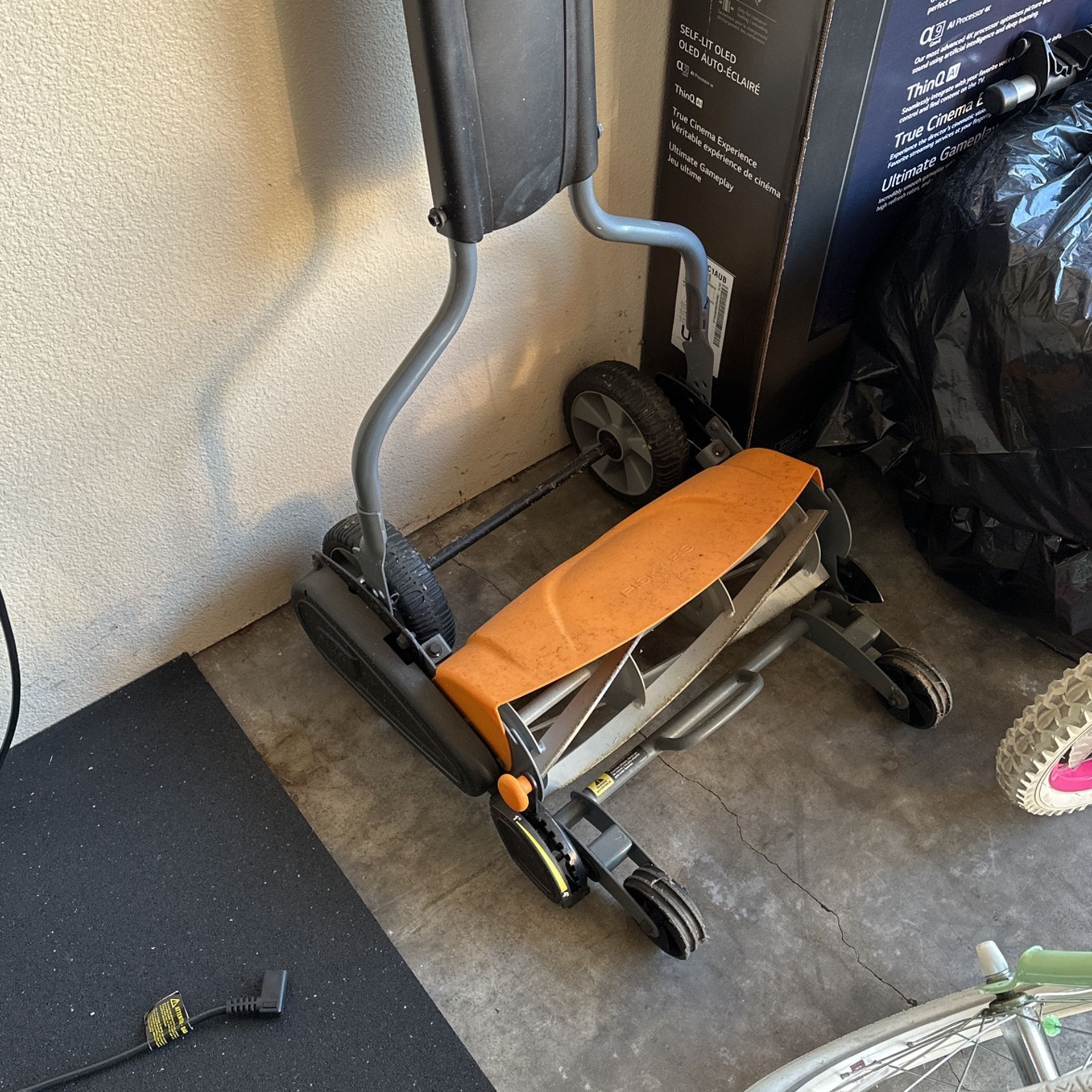 Fiskars Reel Lawn Mower