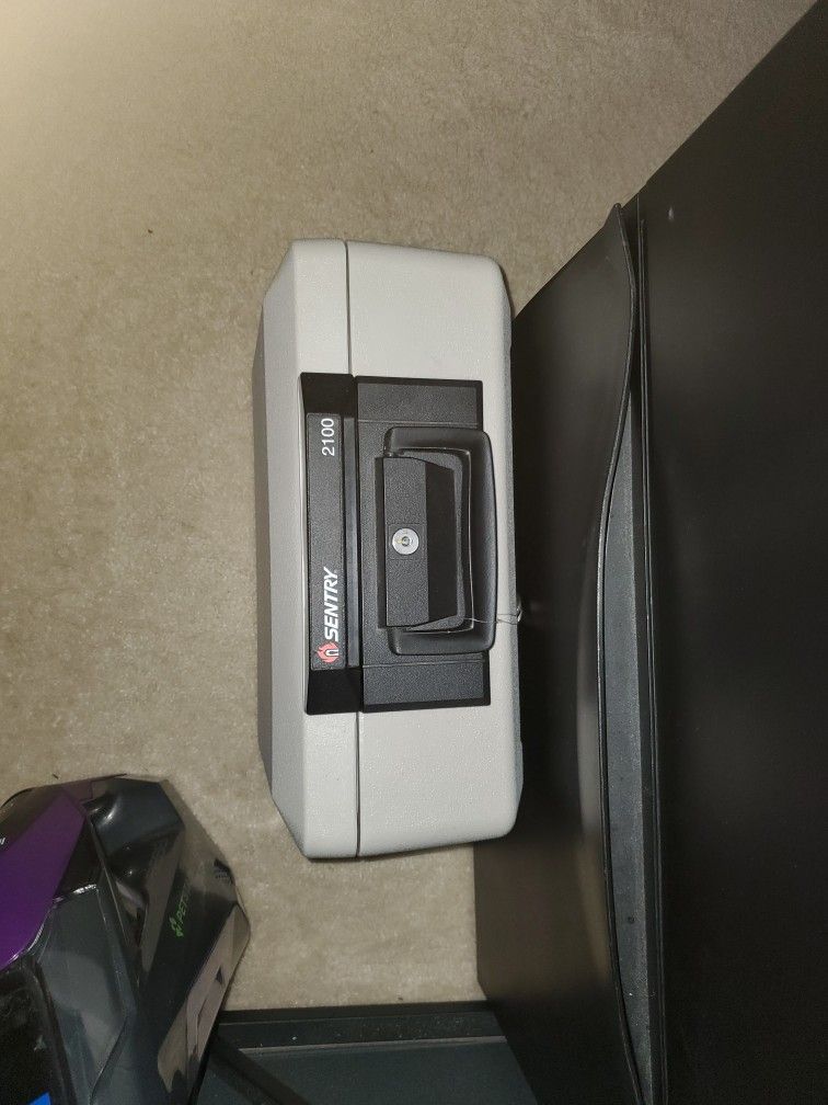 Sentry 2100 Safe New