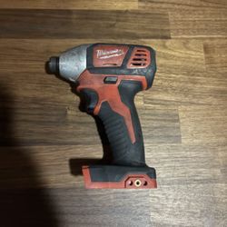 Milwaukee impact and drill both used no batteries 
