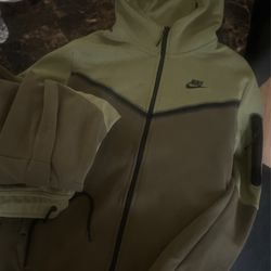 Full Green Nike Tech Fleece