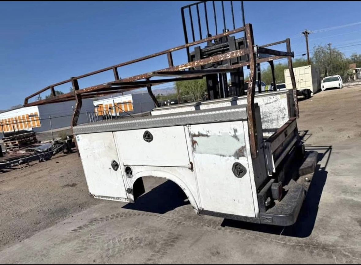 Utility bed with ladder rack
